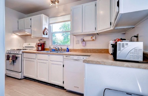 Champaign House | WALK TO U OF I CHAMPAIGN CAMPUS & STADIUM, SLEEPS 6,NEW MONTHLY RATE!