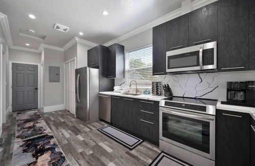 North Oak Park House | Walk to UC Davis Medical Center! Duplex w/Patio