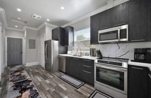 North Oak Park House | Walk to UC Davis Medical Center! Duplex w/Patio