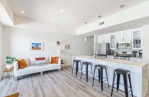 Los Angeles Condo | Walk to Universal: New Townhouse: Garage Prk'g