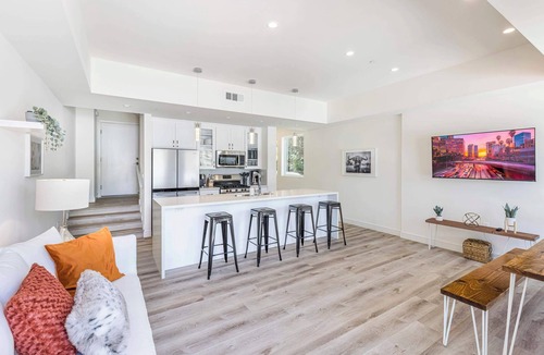 Los Angeles Condo | Walk to Universal: New Townhouse: Garage Prk'g