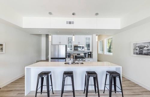 Los Angeles Condo | Walk to Universal: New Townhouse: Garage Prk'g