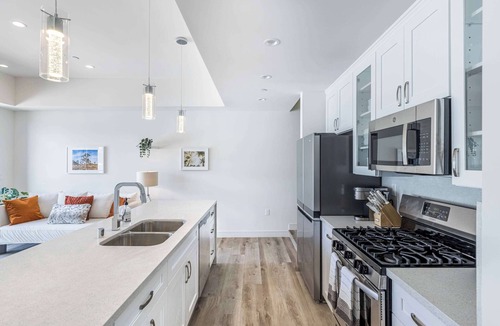 Los Angeles Condo | Walk to Universal: New Townhouse: Garage Prk'g
