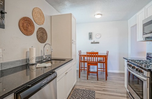 University Heights Apartment | Walk to UNM, 1bd/1ba, Clean!