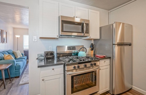 University Heights Apartment | Walk to UNM, 1bd/1ba, Clean!