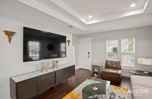 Swede Hill House | Walk to UT and E 6th in ATX House and Free Swim Club by Austin Vacay