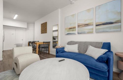 West Campus Apartment | Walk to UT - Near Downtown- Sleeps upto 8 - Free Parking - Hi Speed WiFi - Limited time Offer