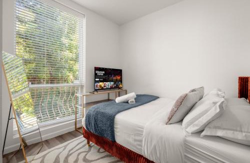 West Campus Apartment | Walk to UT - Near Downtown- Sleeps upto 8 - Free Parking - Hi Speed WiFi - Limited time Offer