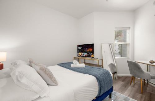 West Campus Apartment | Walk to UT - Near Downtown- Sleeps upto 8 - Free Parking - Hi Speed WiFi - Limited time Offer