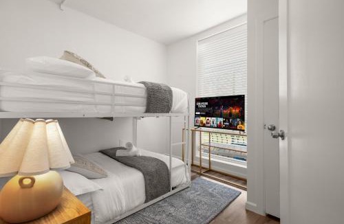 West Campus Apartment | Walk to UT - Near Downtown- Sleeps upto 8 - Free Parking - Hi Speed WiFi - Limited time Offer