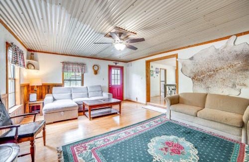 Ore City House | Walk to Water: Lake O' the Pines Cabin