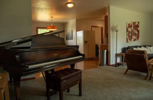 Alto Pass House | Walk to Weddings-Wineries-Trails Family Friendly Home in Downtown Alto Pass