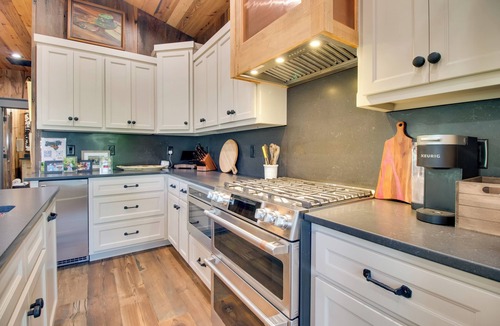 Cotter House | Walk to White River: Cozy Escape w/Screened Porch