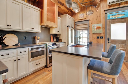 Cotter House | Walk to White River: Cozy Escape w/Screened Porch
