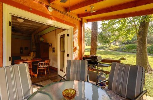 Cotter Apartment | Walk to White River: Cozy Studio, Driftys Hideaway