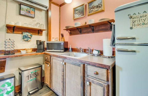 Cotter Apartment | Walk to White River: Cozy Studio, Driftys Hideaway