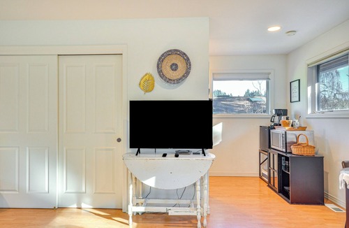 Robinwood Apartment | Walk to Willamette River: Studio in West Linn