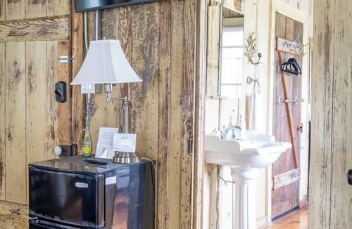 Round Top House | Walk to Wine & Antiques in Round Top | Sleeps 20