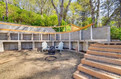 Cloverdale House | Walk to Winema Road Beach: Home w/Hot Tub!