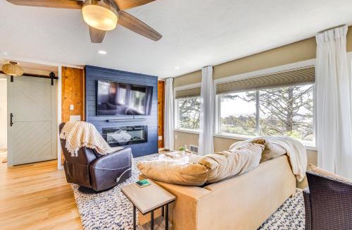Cloverdale House | Walk to Winema Road Beach: Home w/Hot Tub!