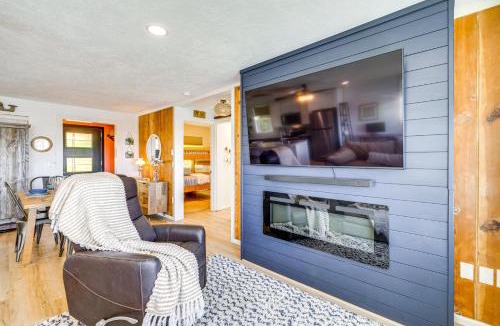 Cloverdale House | Walk to Winema Road Beach: Home w/Hot Tub!