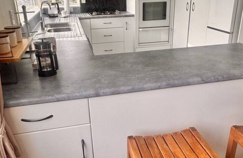 Taradale House | Walk to wineries - Modern retreat