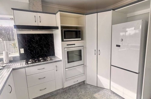 Taradale House | Walk to wineries - Modern retreat