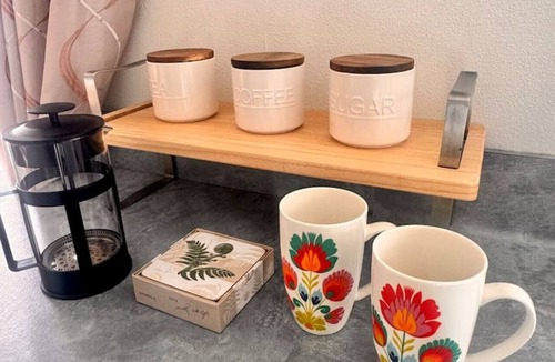 Taradale House | Walk to wineries - Modern retreat