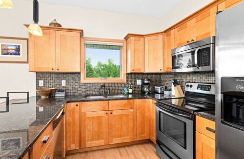 Lutsen House | Walk to Winery. 4BD, 3BA - Spacious yet cozy.