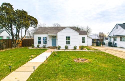 Central Arlington House | Walk to World Cup 2026 Arlington Home with Hot Tub!