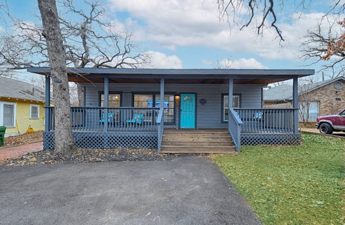 Central Arlington House | Walk to World Cup! | Dream City Retreat | 3BR/2BA w/Firepit & Modern Comforts
