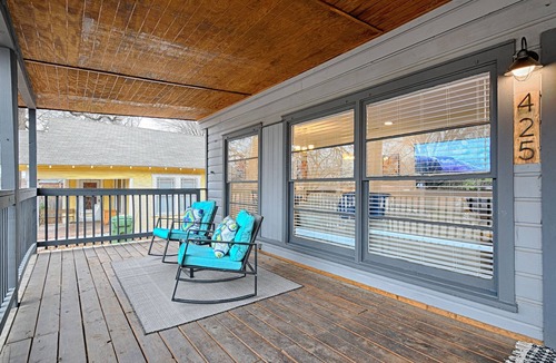 Central Arlington House | Walk to World Cup! | Dream City Retreat | 3BR/2BA w/Firepit & Modern Comforts