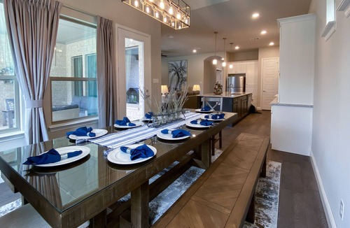 Arlington House | Walk To World Cup: Game Room Hot Tub Putting Green 4 Full Baths Walk to Stadiums