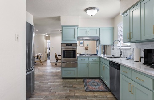 Arlington House | Walk to World Cup! - New Heated Pool - Playset - 6 Beds