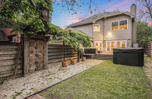 Barton Heights House | Walk to Zilker Barton Springs 5BR 3BA Villa Sleeps 14