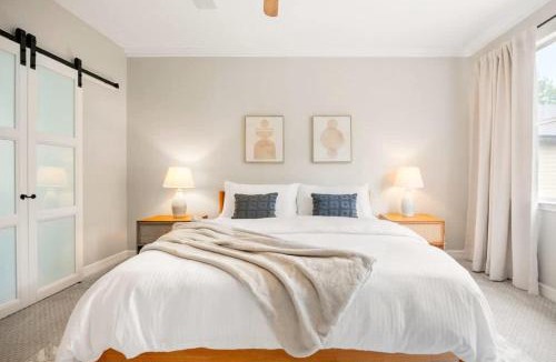Barton Heights House | Walk to Zilker Barton Springs 5BR 3BA Villa Sleeps 14
