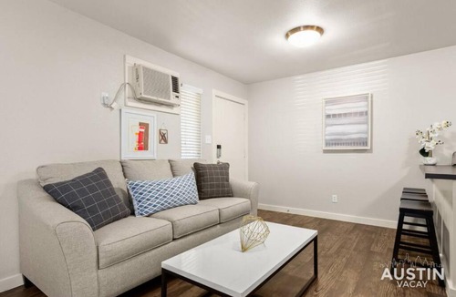 Barton Hills Apartment | Walk To Zilker King Bed Pool Free Parking