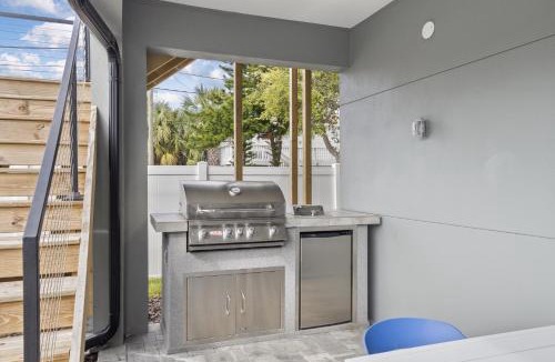 Indian Rocks Beach House | Walk2Beach, Heated Salt Pool, Pool Table, GameRoom