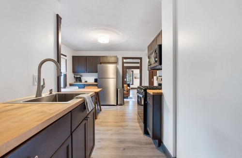 Westside Apartment | Walk2Food&Drink | King&Office | Porch&Deck&Fire