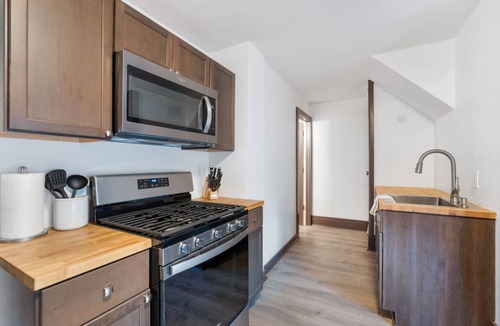 Westside Apartment | Walk2Food&Drink | King&Office | Porch&Deck&Fire
