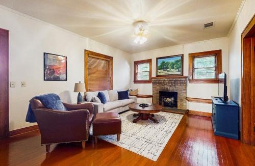 Buda House | Walkable 1900s Home w/Porch in Downtown Buda