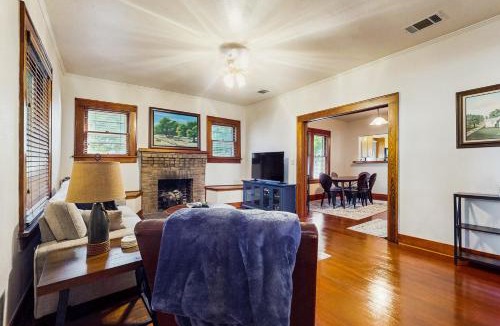 Buda House | Walkable 1900s Home w/Porch in Downtown Buda