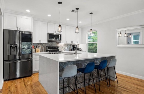 Holly House | Walkable 2-home Eastside Austin Oasis