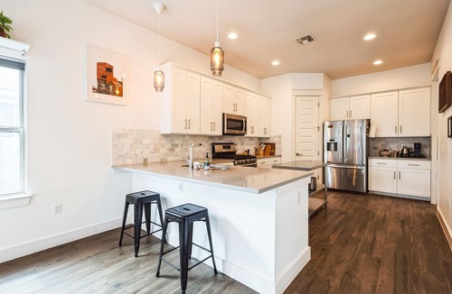 Austin Cottage | Walkable 3-bedroom cottage with WiFi and AC in Central East Austin