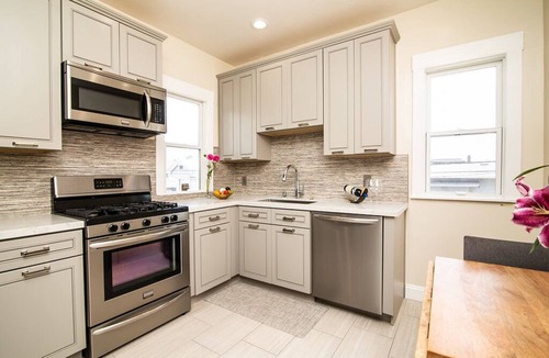 Alameda Apartment | Walkable Alameda 2BR - Beach, Dining & Ferry Nearby