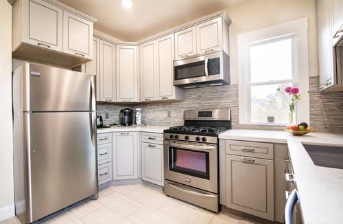 Alameda Apartment | Walkable Alameda 2BR - Beach, Dining & Ferry Nearby