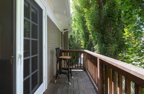 Alameda Apartment | Walkable Alameda 2BR - Beach, Dining & Ferry Nearby