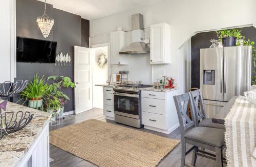 Newport Apartment | Walkable Apt in York St Historic District