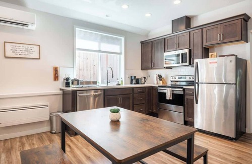 Vernon Apartment | Walkable Apt Next to Restaurants, Bars, and Shops!