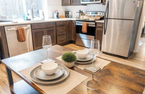 Vernon Apartment | Walkable Apt Next to Restaurants, Bars, and Shops!